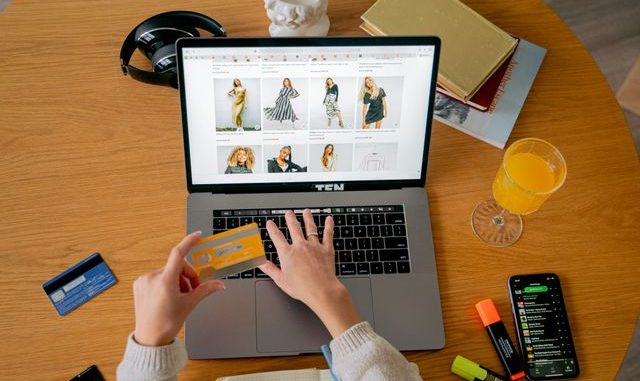 Website ecommerce people buying with credit card