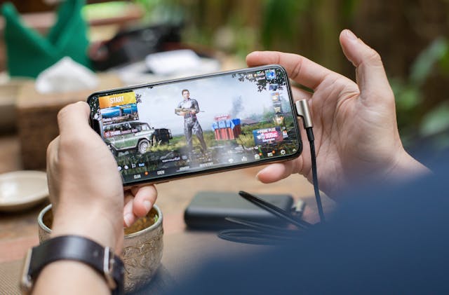 Software Testing Strategies for Scalable Multiplayer Games